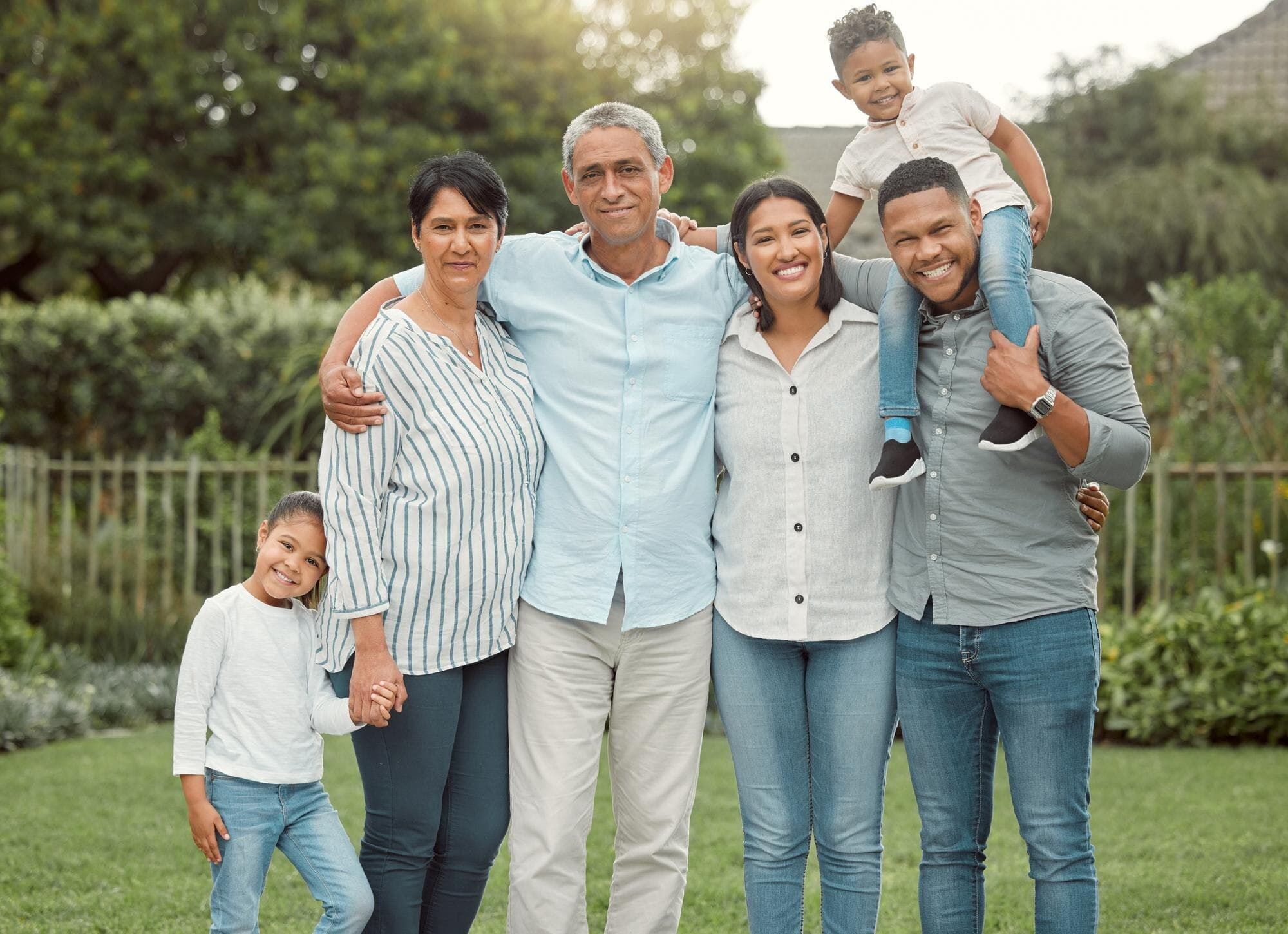 Familia reunida al aire libre compartiendo historias