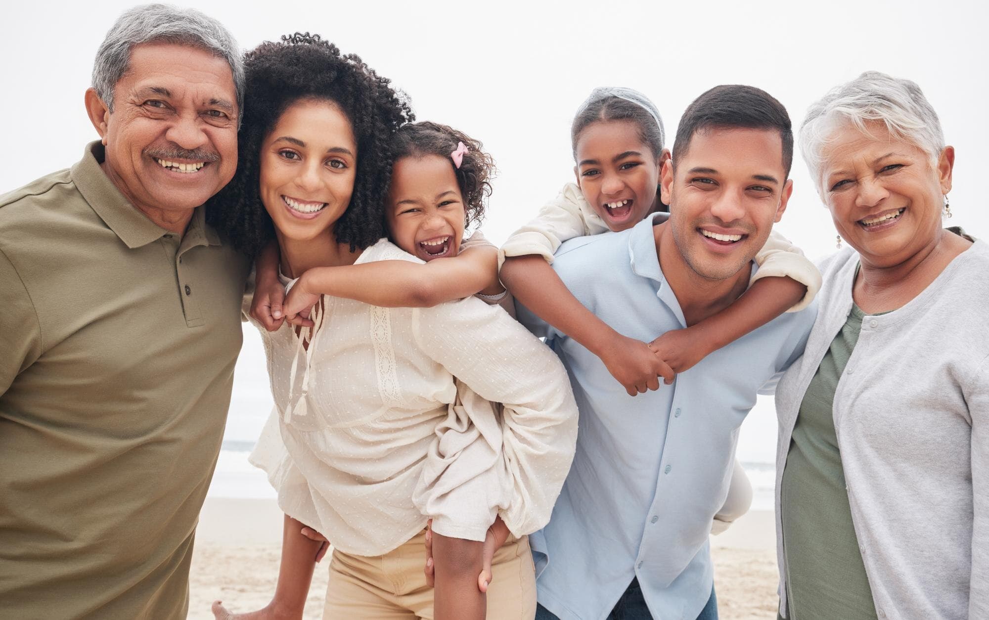 Familia feliz de vacaciones con abuelos, padres y niños